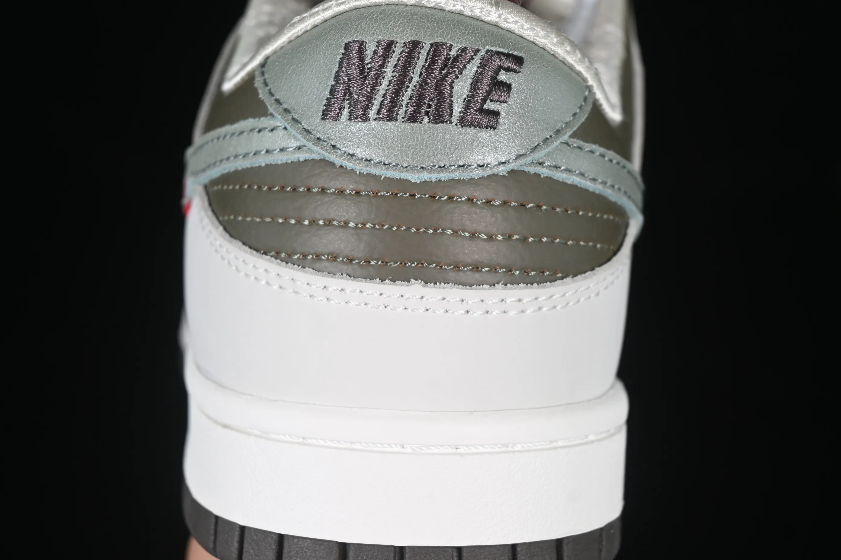 All Categories Nk SB Dunk Series Nk SB Dunk Low Low-top sneakers K version Nk SB Dunk Low "Year Of Snake" Limited to the Year of the Snake Low-top casual sneakers HV5980-231